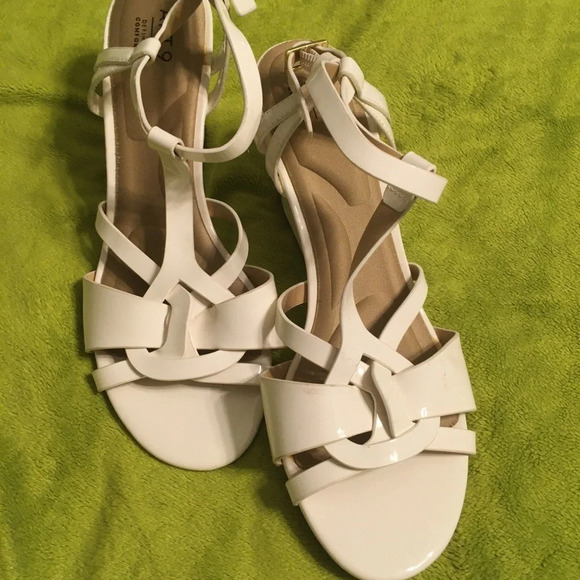EUC WNS Cream Heels Sz 9.5 - Picture 4 of 9